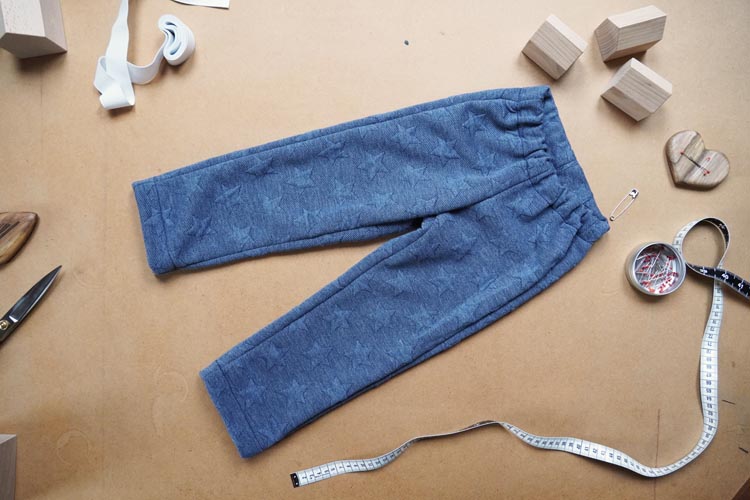 Jak ušít dětské tepláky - jednoduché šití pro začátečníky (střih + video návod)