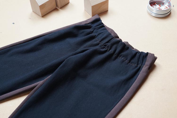 Střih - jednoduché dětské tepláky