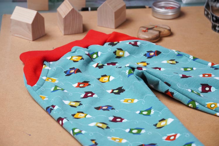 Návod jak ušít dětské tepláky do nápletu