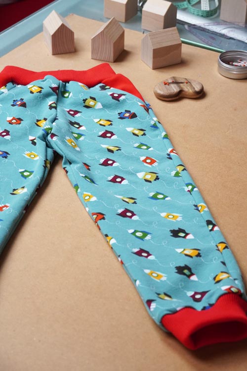 Šití tepláků s kapsami, do nápletu (návod + střih)