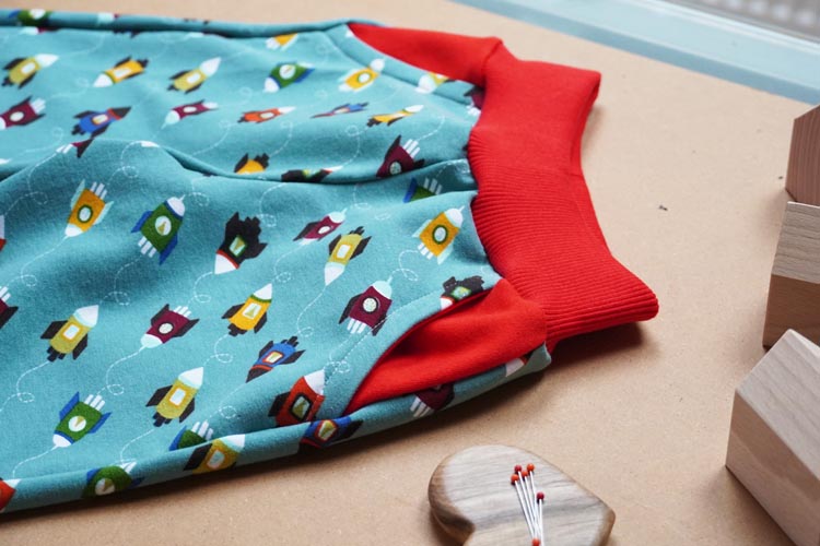 Druhy lemování: Návod jak lemovat proužkem úpletu na polovinu -široký lem nohavic