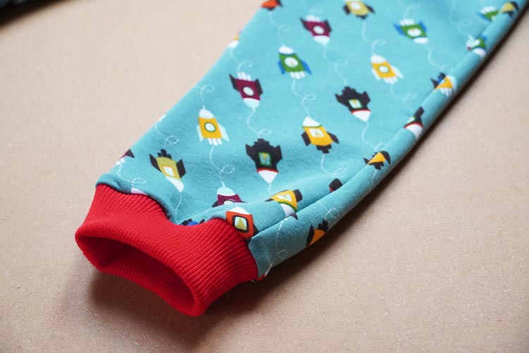 Druhy lemování: Návod jak lemovat proužkem úpletu na polovinu -široký lem nohavic