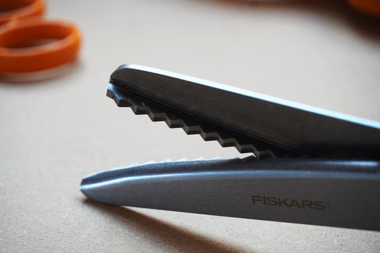 Jak vybrat krejčovské nůžky - entlovací (Pinking shears)