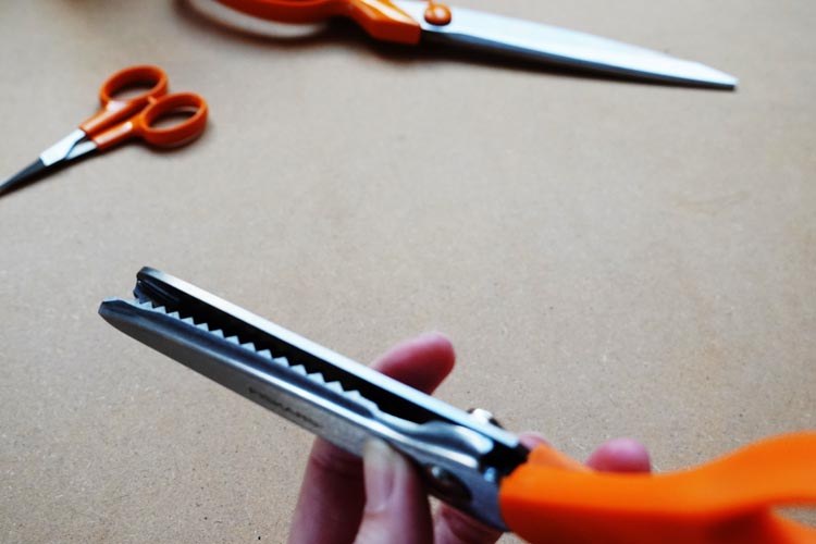 Jak vybrat krejčovské nůžky - entlovací (Pinking shears)