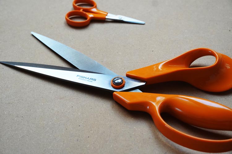 Total Length 24cm Quality Steel//Synthetic Material Fiskars Universal Scissors