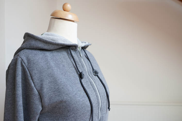 Střih - dámská mikina s kapucí na zip (+ návod na šití zdarma)