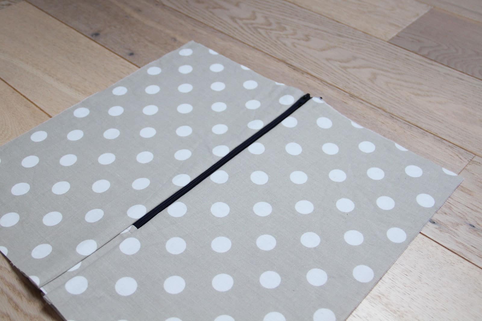 Návod jak ušít látkovou taštičku / toaletku: Všitý zip - líc