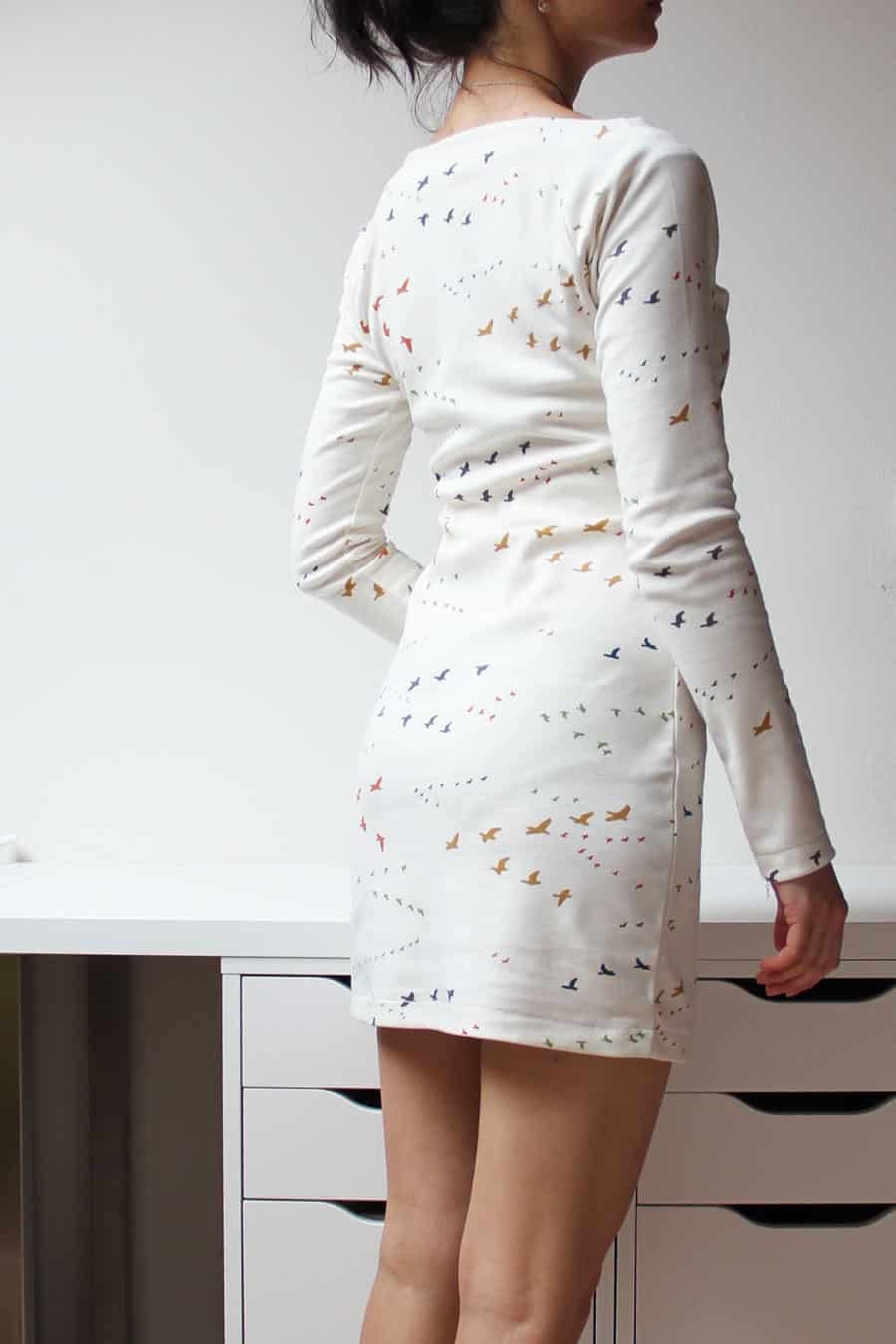 Střih na dámské elegantní polopřiléhavé šaty