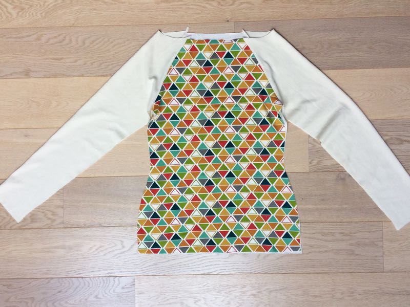 How to sew a t-shirt (or dress) with raglan sleeves and neckline facing